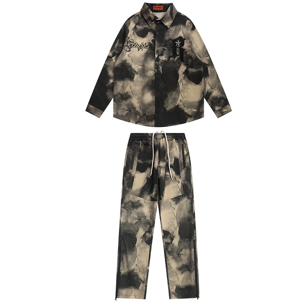 

Костюм мужской осенний из двух предметов, рубашка с длинным рукавом и отложным воротником, брюки с вышивкой и надписью, с завязкой на резинк...