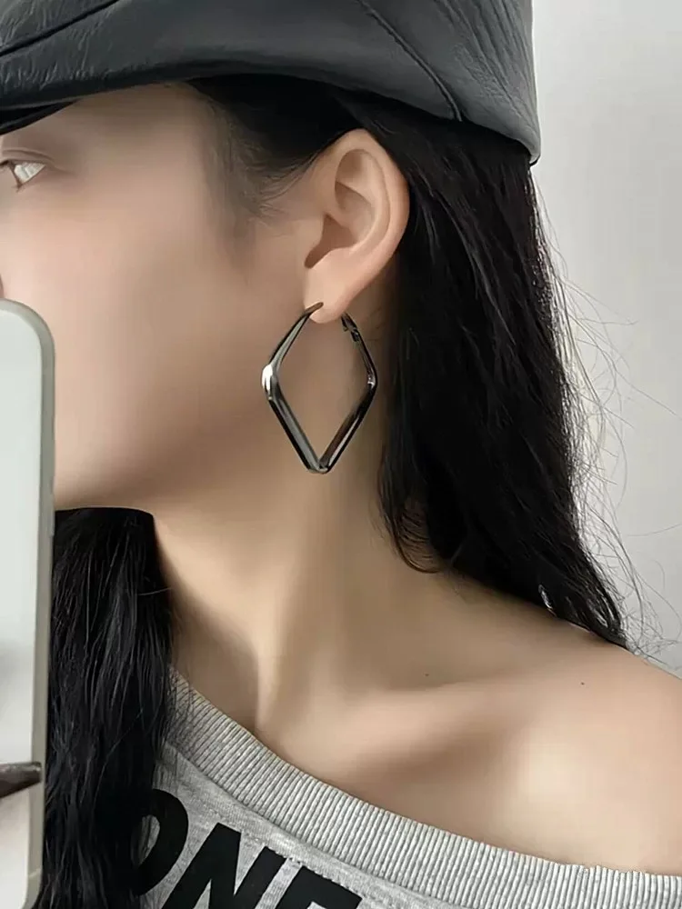 Глянцевые серьги с черными бриллиантами новинка 2024 модные легкие роскошные