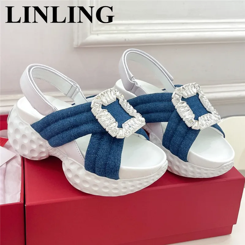

Сандалии женские тканевые на платформе, модные босоножки на танкетке со стразами и пряжкой, роскошная дизайнерская повседневная обувь на толстой подошве с ремешком сзади, 2023