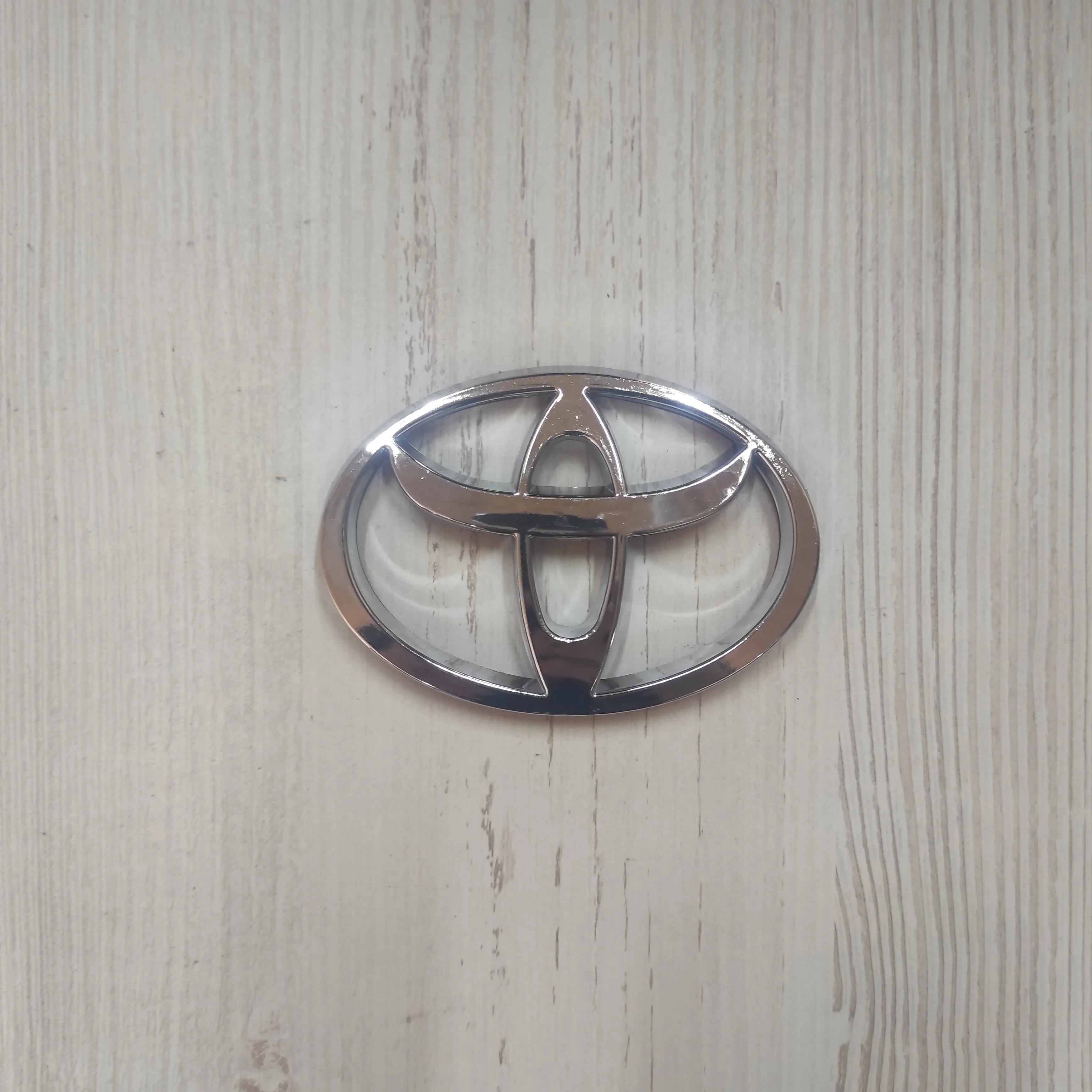 Эмблема Toyota Тойота 10х7 см с ножками (креплениями) логотип знак
