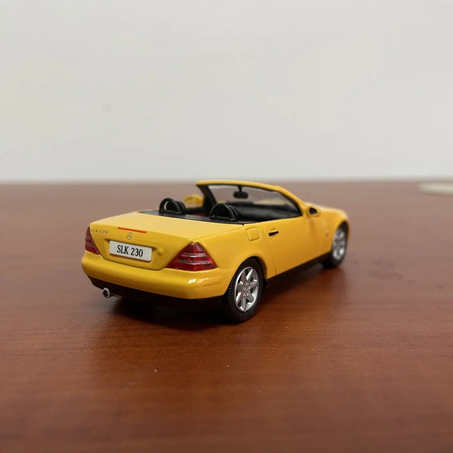 Фото Модель автомобиля HERPA 1:43, литая под давлением, из сплава, Mercedes-Benz SLK230 R170, кабриолет, классическая ностальгическая модель, подарок для взрослых, сувенир, статическая модель для демонстрации №3