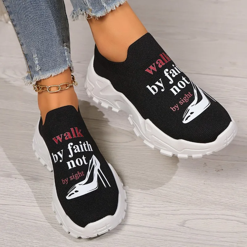 Женские кроссовки с буквенным принтом спортивные дышащие белого цвета на