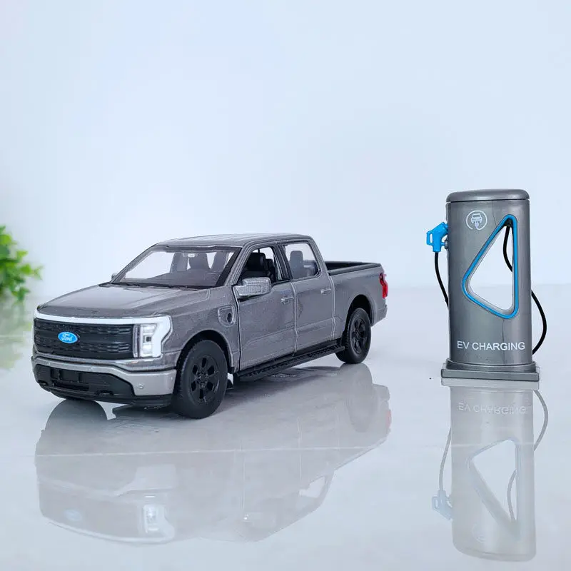 Фото Масштабная модель автомобиля Ford F150 Lightning Platinum 2022, 1:36, литая, металлическая, со звуком и светом, игрушка для детей №3