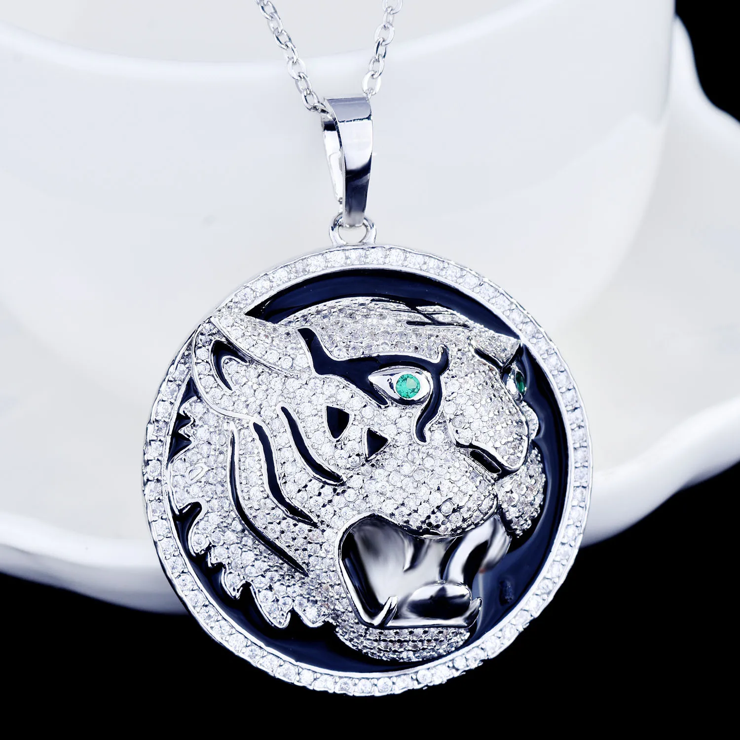 

Heavy industry design, slightly inlaid with diamonds, domineering tiger head pendant, men's luxury inlaid hip-hop trendy men's