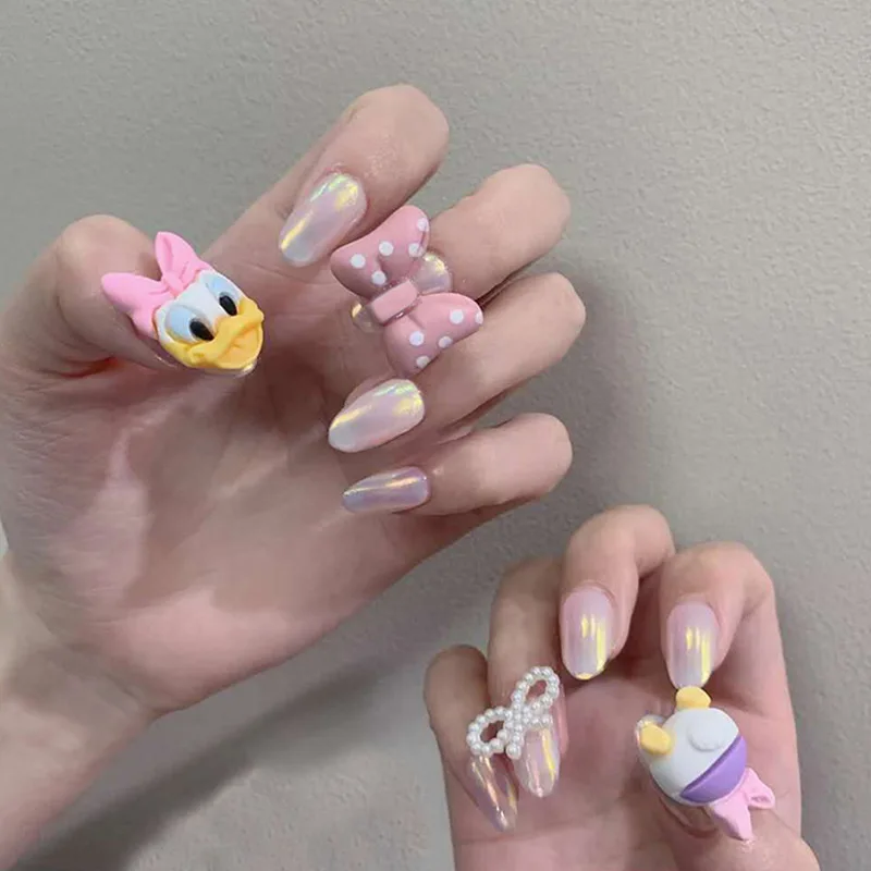 

Daisy Duck wearing nail stickers finished fake nails detachable stereo cartoon bow Aurora wearing armor