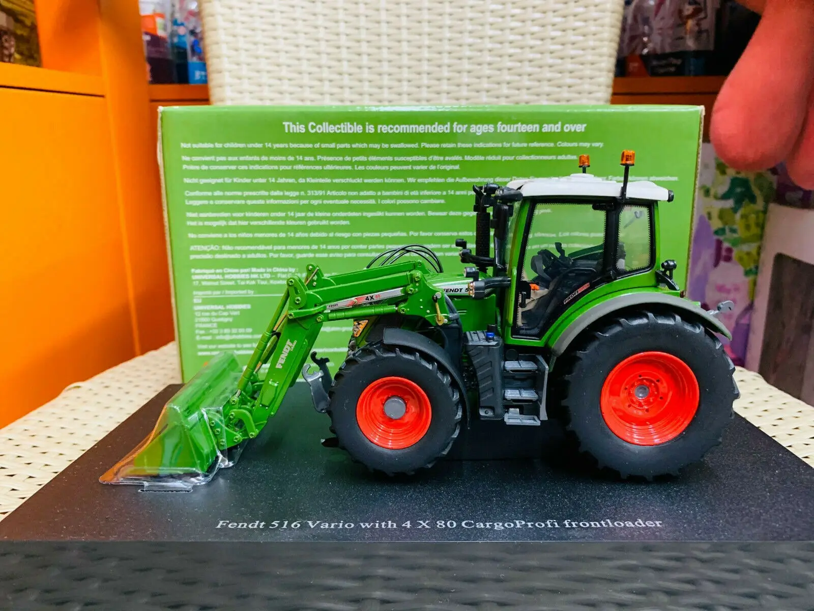 

Fendt 516 Vario With 4X80 CargoProfi Frontloader Tractor 1:32 Scale DieCast Metal Model UH4981 NEW