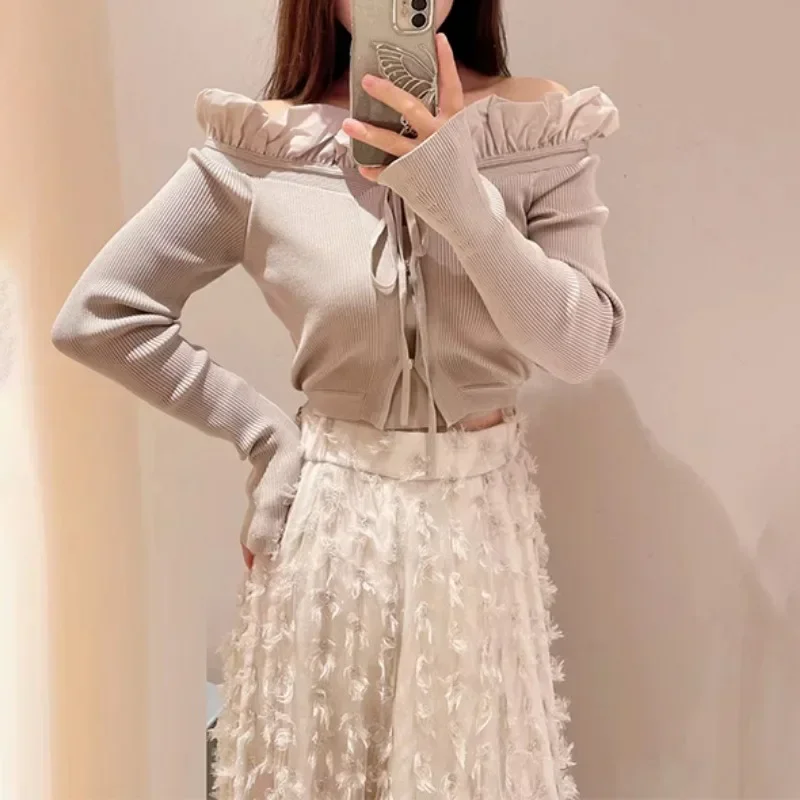 Женский кардиган с оборками трикотажный открытыми плечами и длинным рукавом