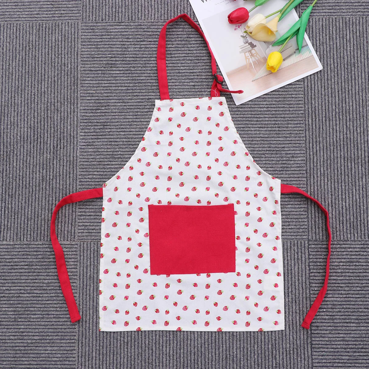 

1PC Hanging Neck Apron Kids Apron Strawberry Pattern Cartoon Pinafore Cotton Apron for Cooking Kitchen