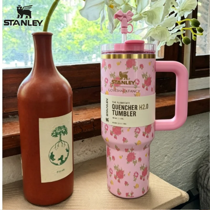 Фото Термокружка Stanley 40oz LoveShackFancy Pink Flower из нержавеющей стали с ручкой и соломинкой, герметичная, для ежедневного использования №2