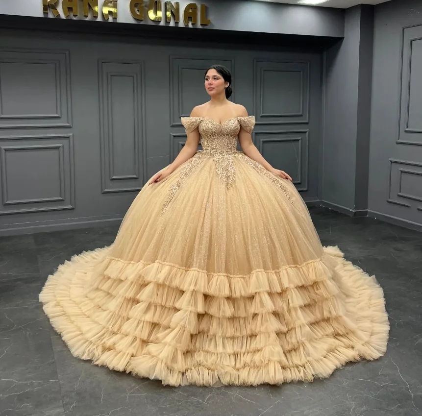 Женское платье с открытым плечом цвета шампанского бисером и шлейфом 15 лет