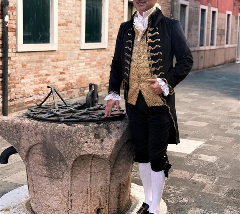 Исторический костюм 1700-х годов мужской 18-го века в викторианском стиле барокко