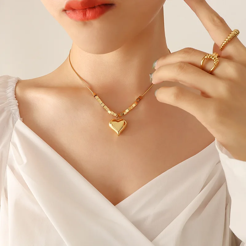 

2022 Korean New Love Snake Bone Chain Female Versatile Peach Heart Pendant Titanium Steel Necklace