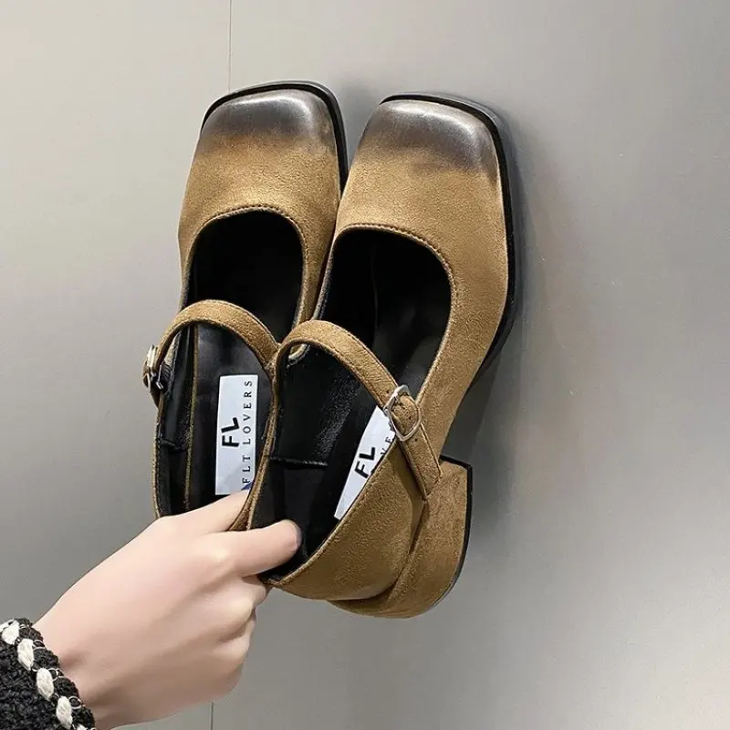 Женские кроссовки с закрытым носком на платформе и каблуке