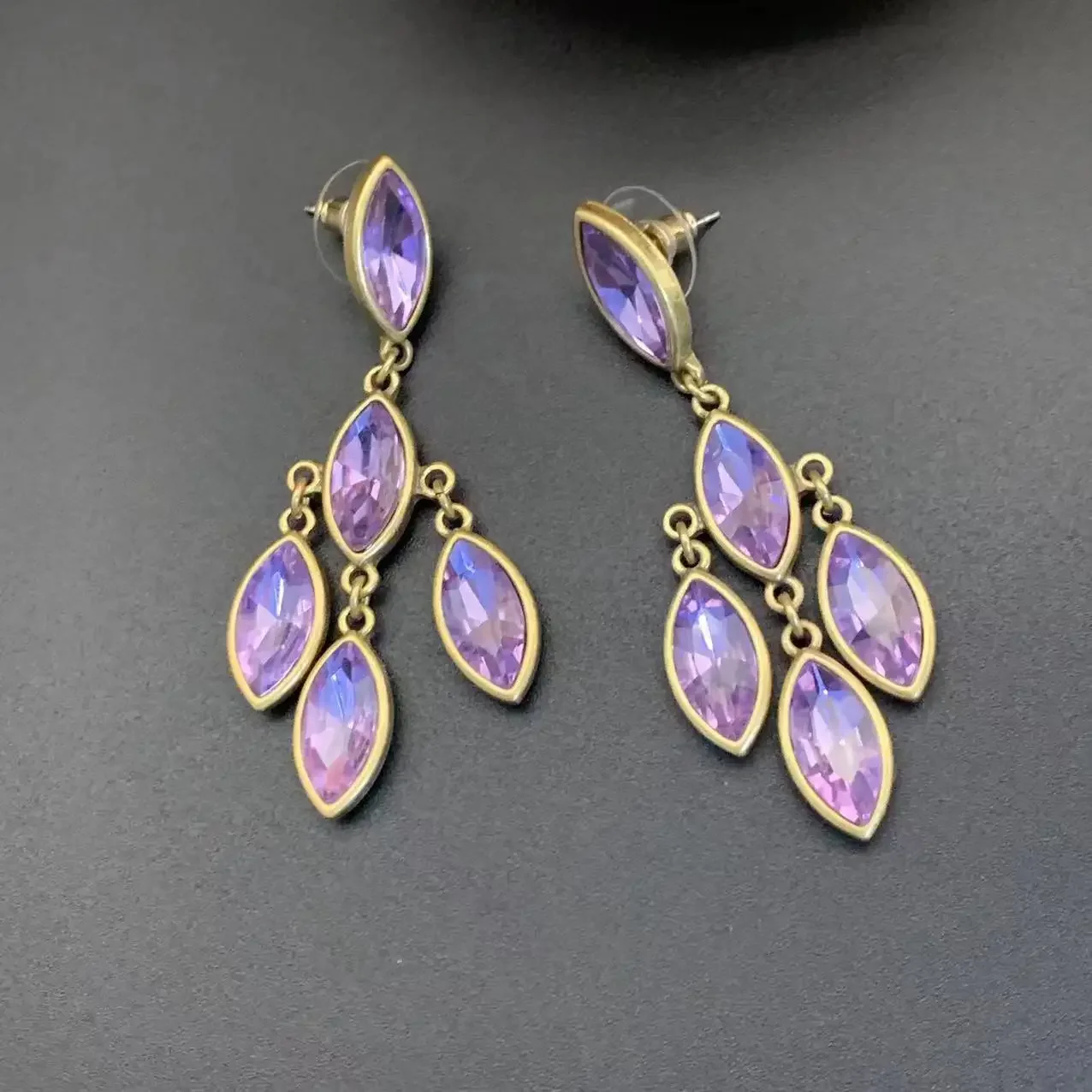 Фиолетовые стеклянные серьги-подвески