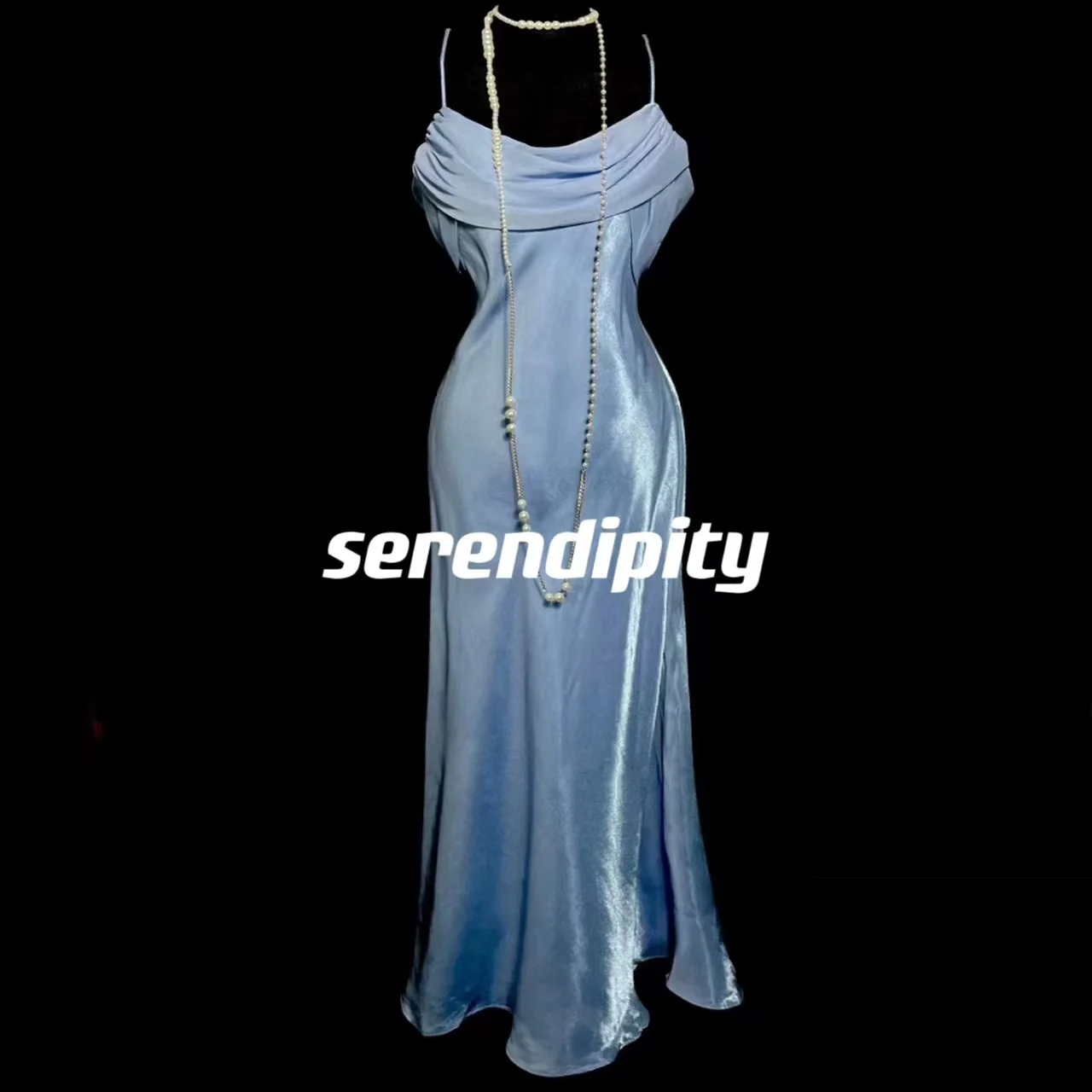 

Бальное платье с воротником-хомутом, без бретелек, без рукавов