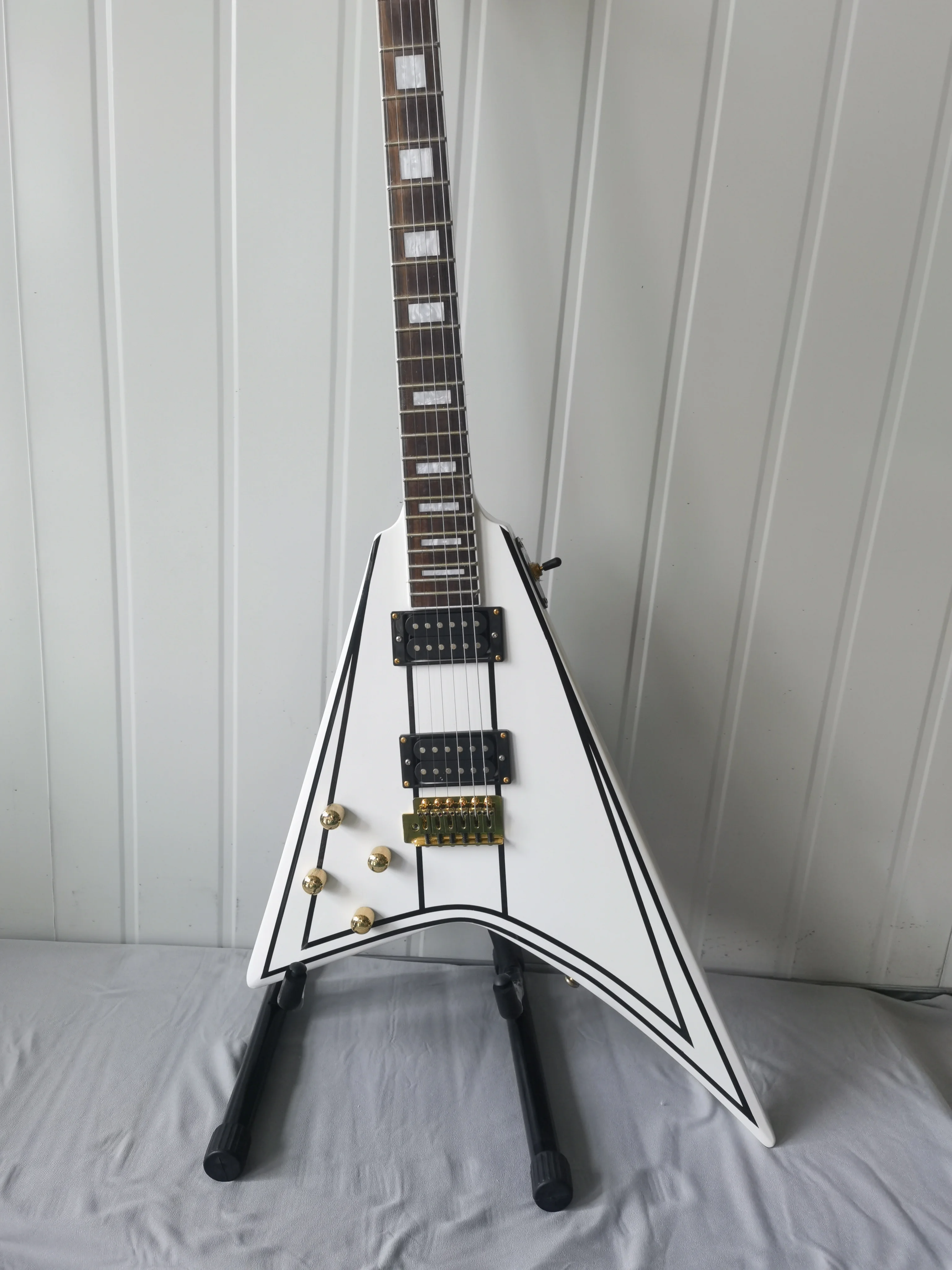 Усовершенствованная электрогитара на заводе 1-2 месяца первая связь после