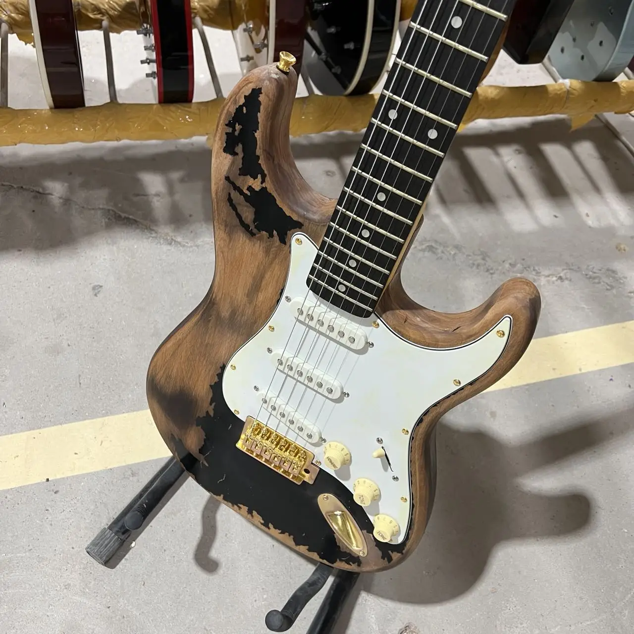 Электрогитара John Mayer Relic Strat черного цвета с изображением алдера из розового