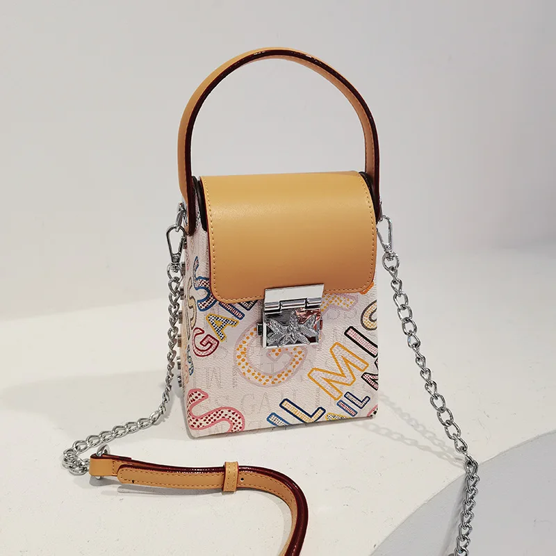 

2023 New High-end Texture Personality Letters Graffiti Printing Handbag Female Summer Rivet Chain Messenger Mobile Phone Gg Bags