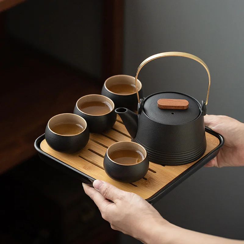 

Чайный сервиз с ручкой из черной керамики в японском стиле, один чайник, четыре чашки с сумкой, домашний чайный сервиз кунгфу, подарки для офиса, путешествий
