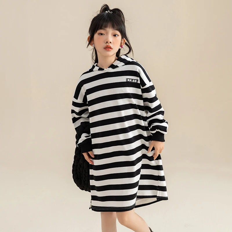 

Платье с капюшоном и длинными рукавами для девочек Новинка 2023 года, весенне-осенние полосатые свободные платья с разрезом повседневная оде...