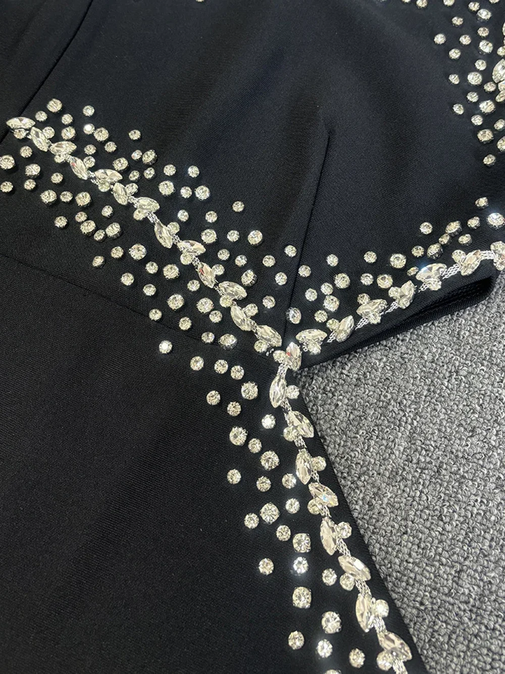 Женское платье-макси с одним открытым плечом без рукавов разрезом