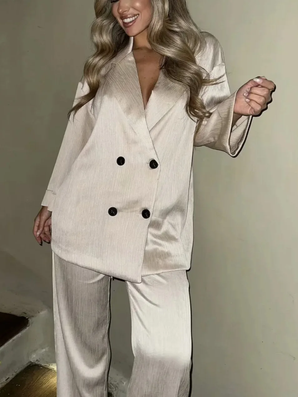 Женский костюм из двух предметов двубортный пиджак и брюки в европейском
