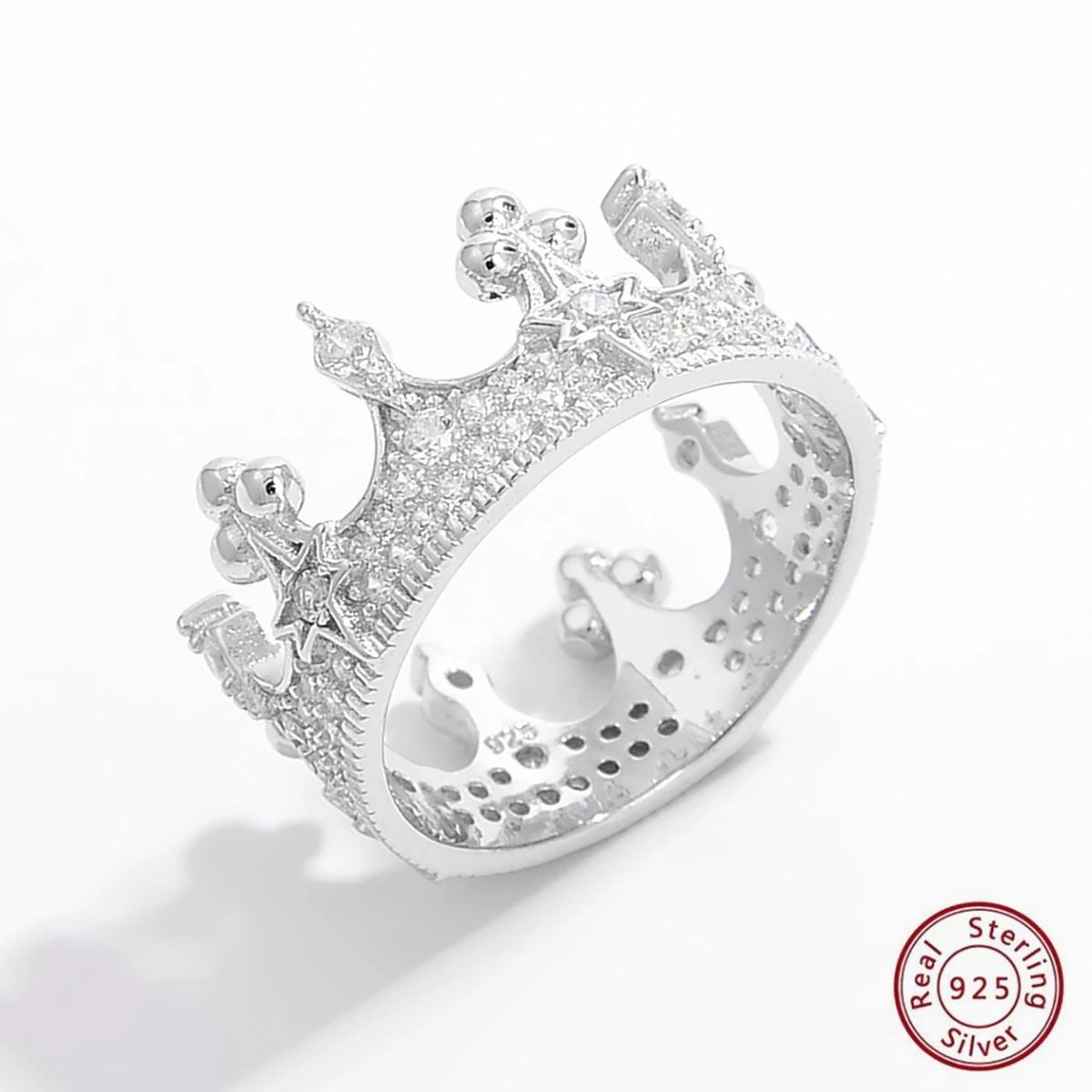 Женское кольцо из серебра 925 пробы с инкрустацией фианитами