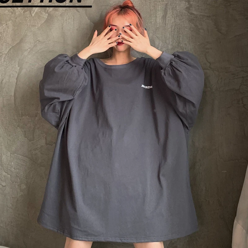 Женская футболка с длинным рукавом круглым вырезом и буквенным принтом