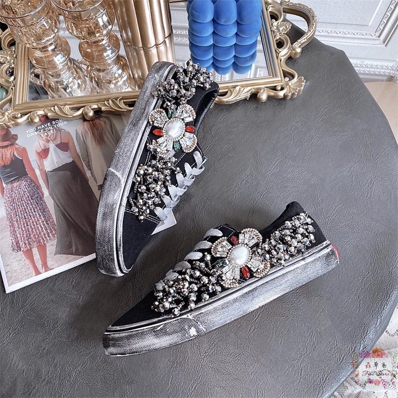 

New rhinestone canvas shoes are casual shoes