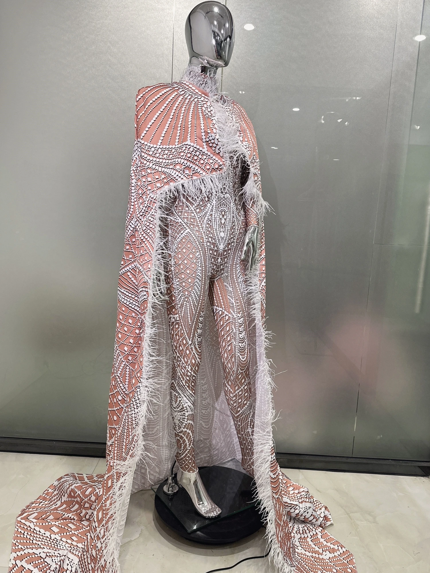 Рисунок 2 - Женский костюм для вечеринки