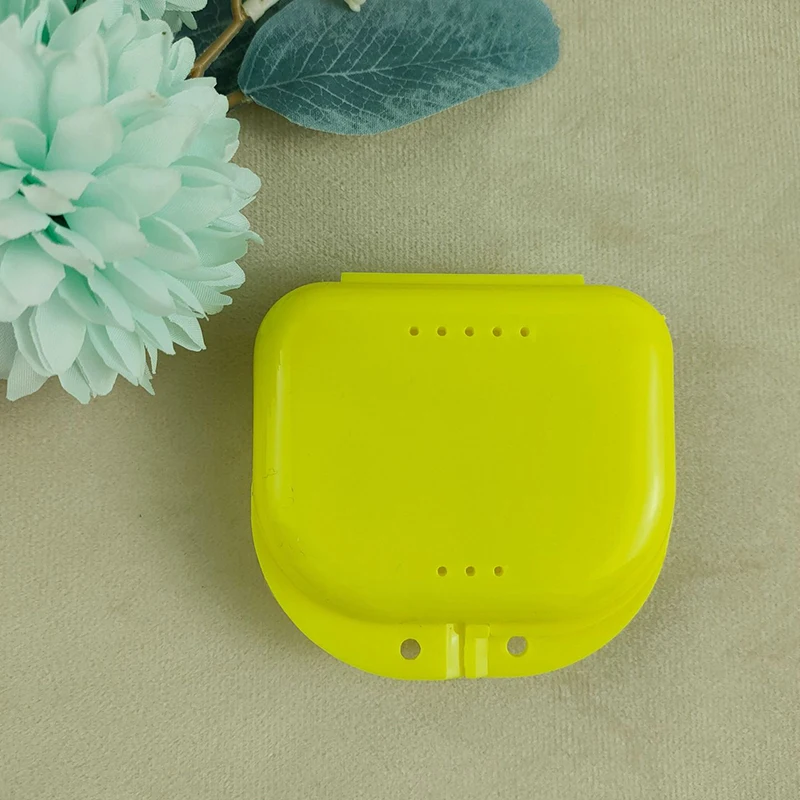 

Пластиковый бокс для хранения зубных протезов