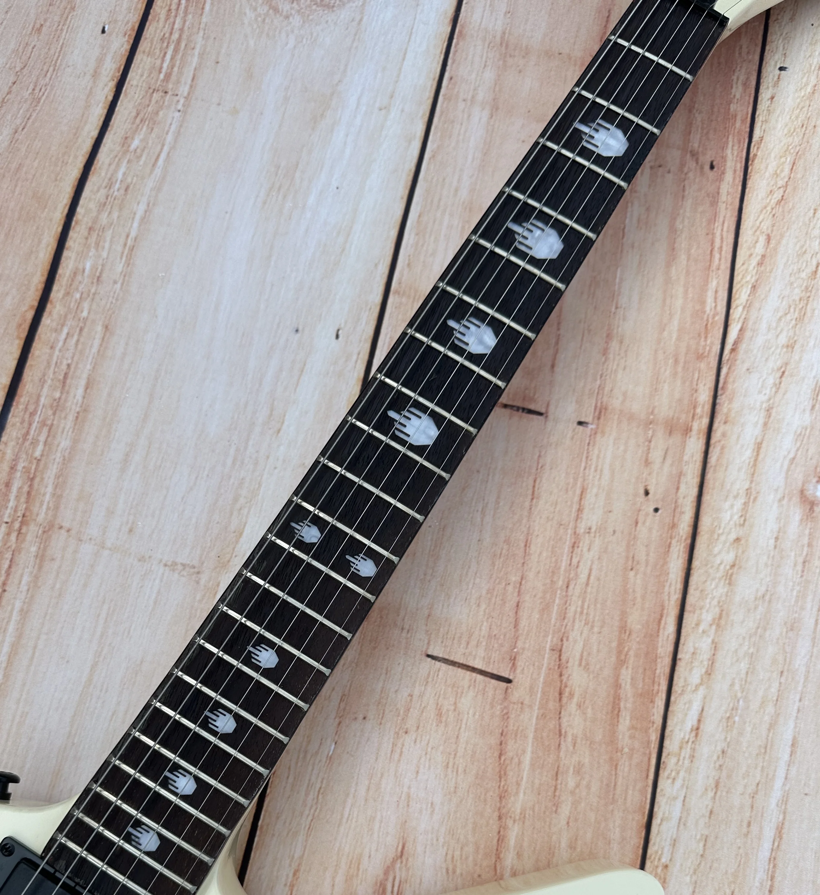 Необычная электрическая гитара изготовлена из импортной древесины