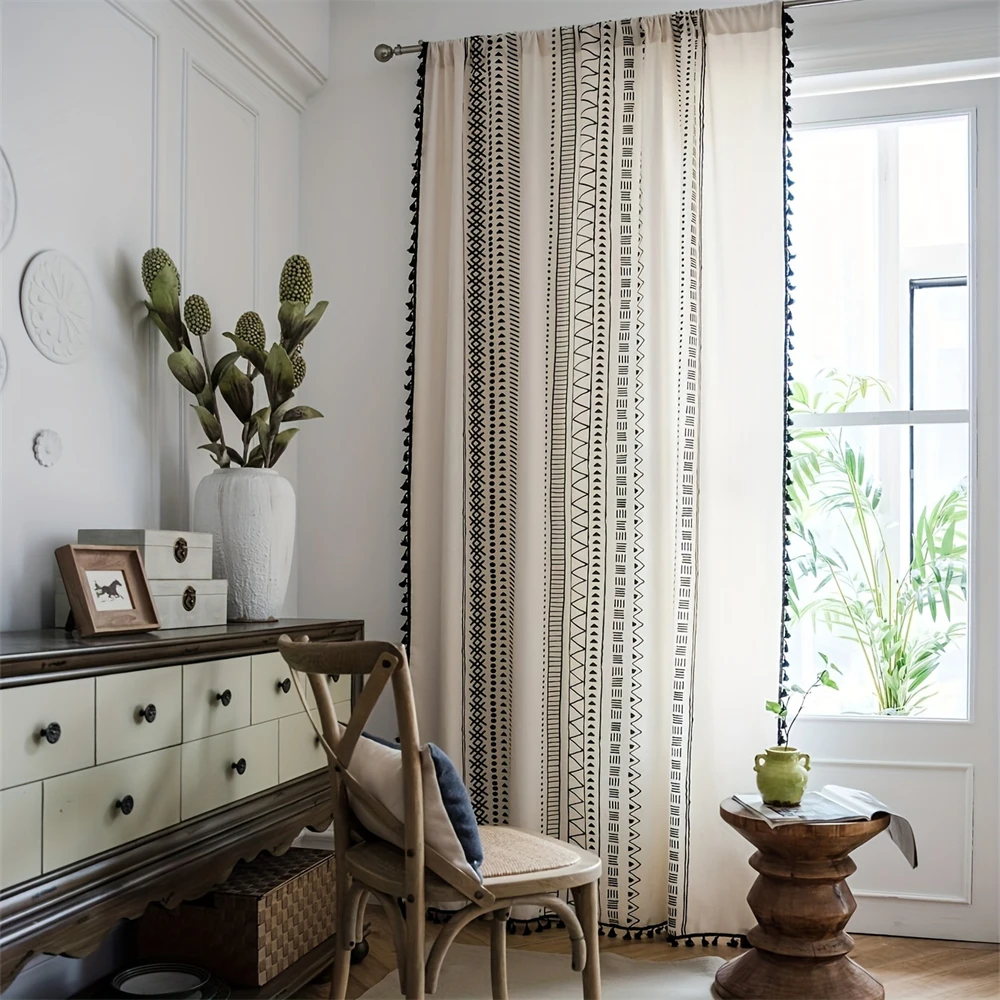 Богемные шторы с льняными текстурированными полосатыми узорами используются