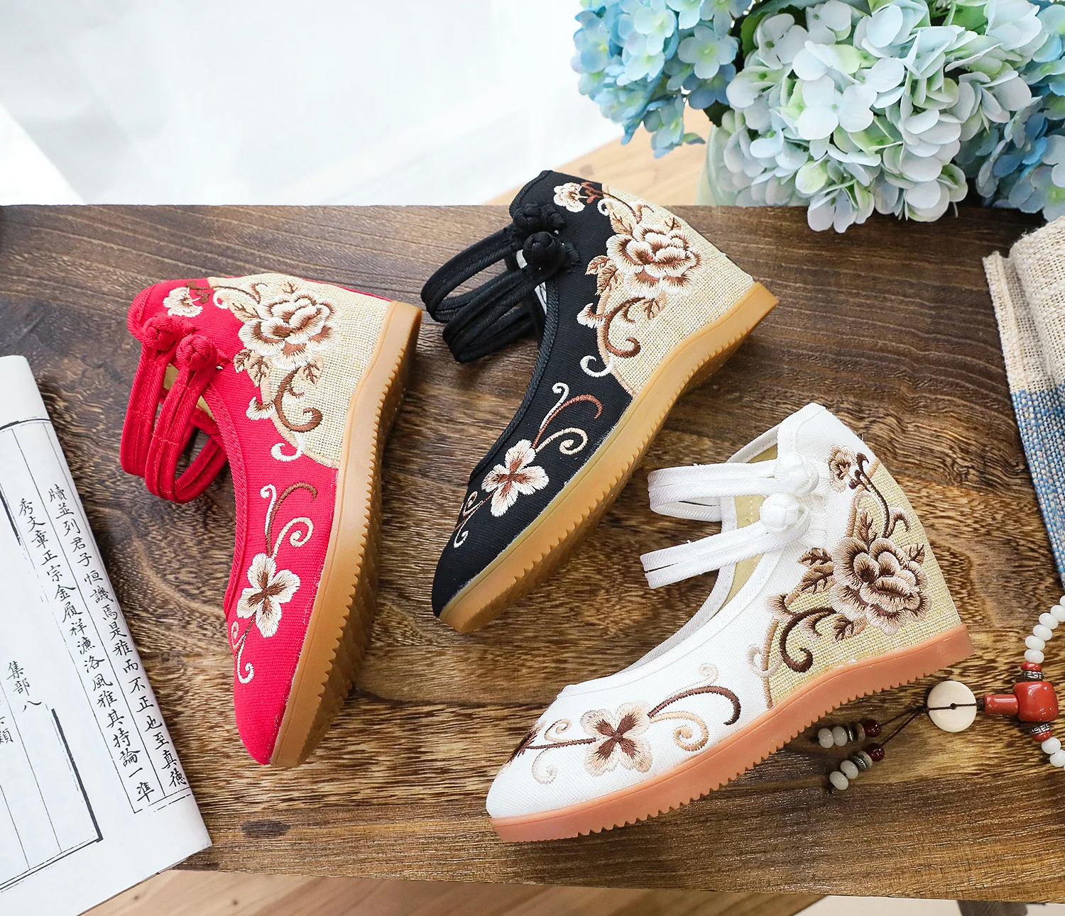 Женские холщовые балетки на шнуровке с вышивкой