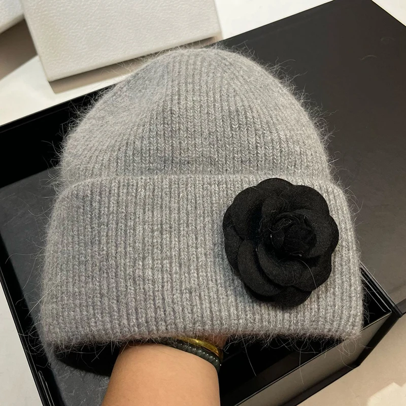 Шапка с цветком женская зимняя вязаная шапка из ангоры теплый аксессуар для