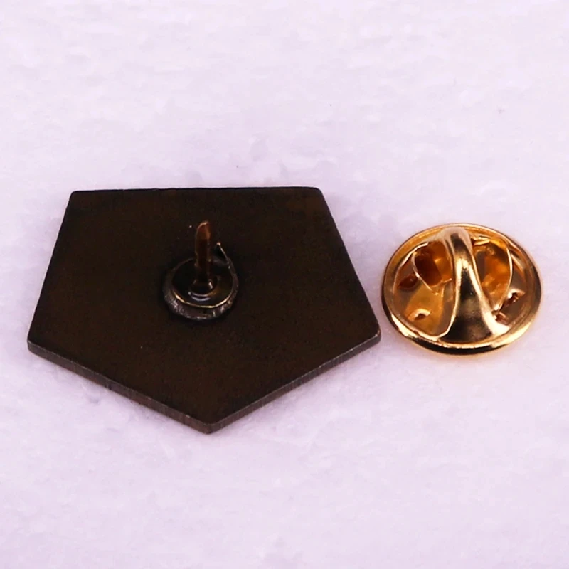 Эмалированная брошь в виде сердца