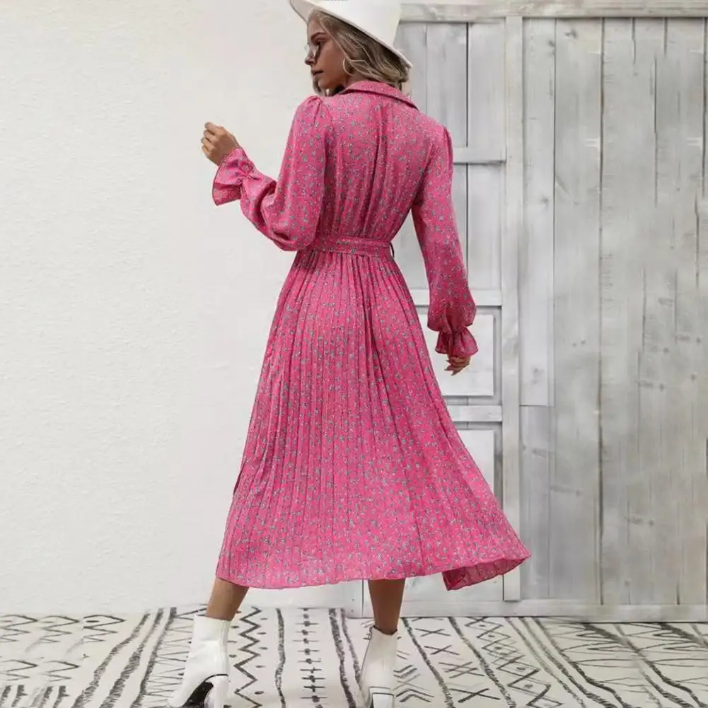 Женское длинное платье средней длины элегантное блестящее с поясом и V-образным