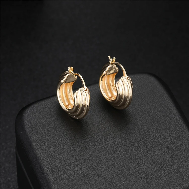 

Autumn and winter new fashion cool wind French semicircular three-dimensional gold earrings women's 925 silver needle Earrings