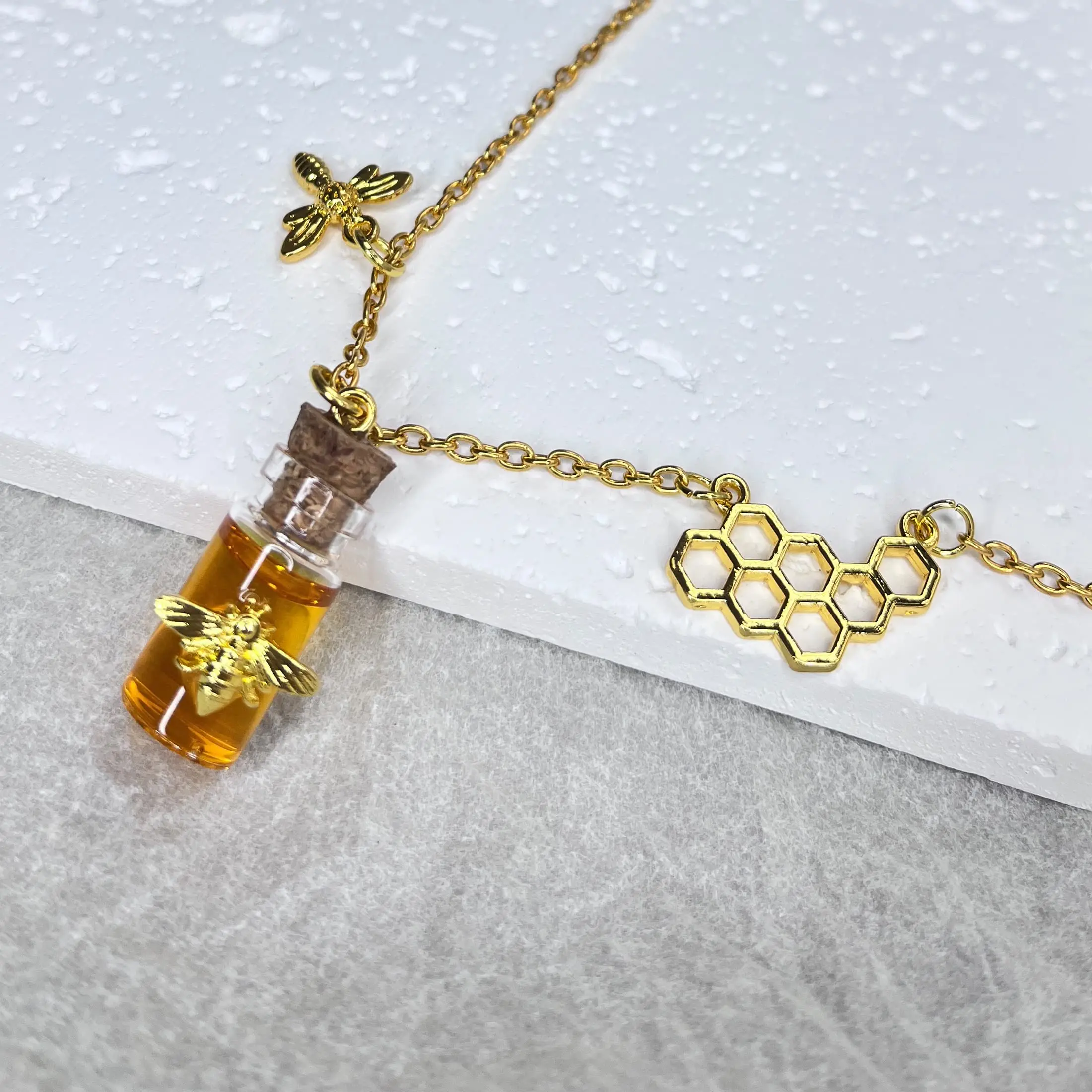 Ожерелье в виде шмеля