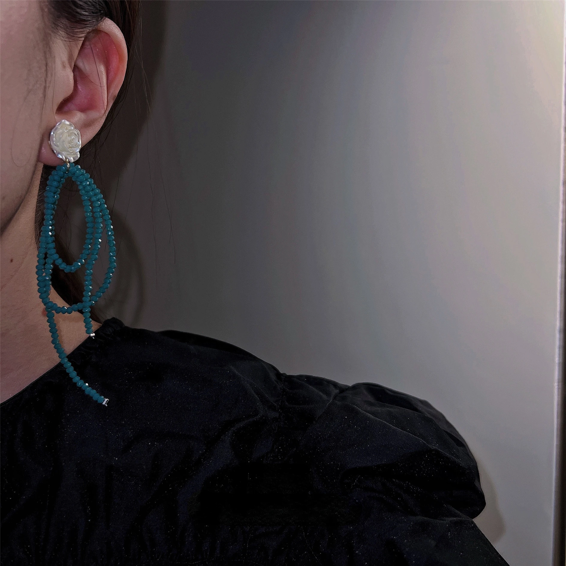 

2022 Blue Crystal Woven Bow Earrings Beaded Retro Minority Super Fairy Flowers White Face Thin Ear Studs Earrings