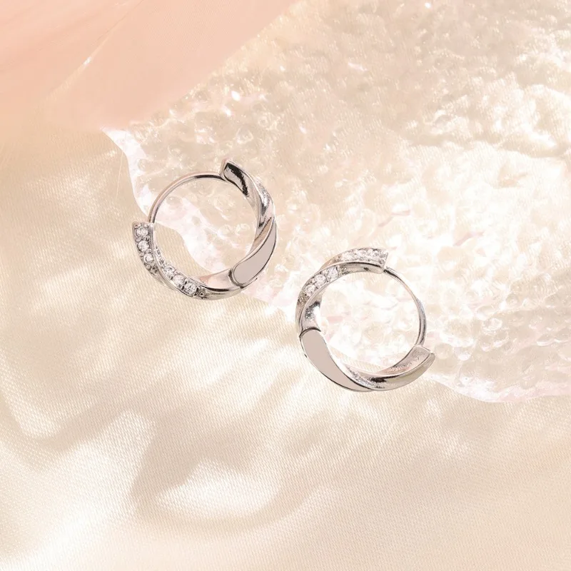 Очаровательные геометрические серьги-кольца с жареным тестом и цирконием для