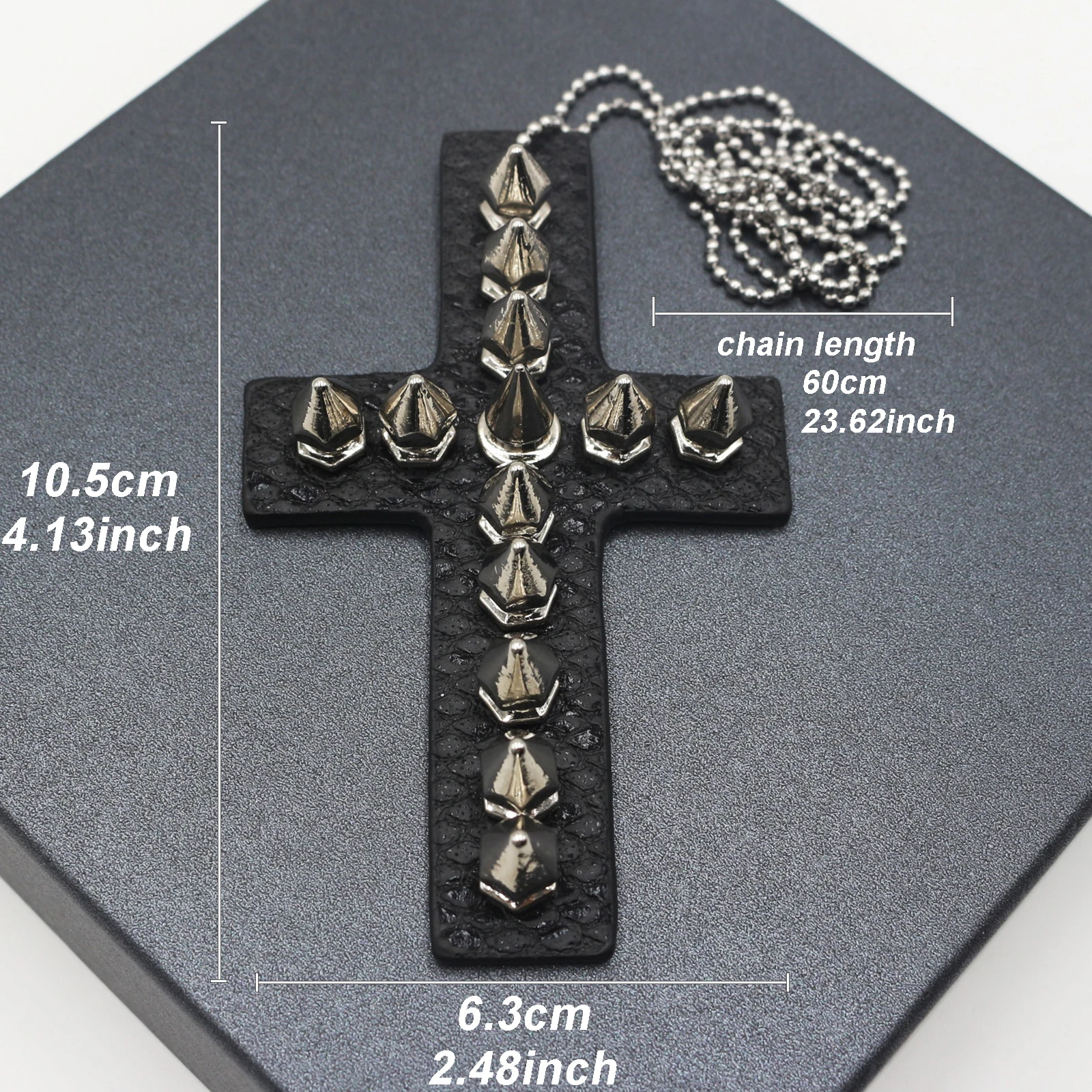 Женское кожаное ожерелье с леопардовым принтом и заклепками