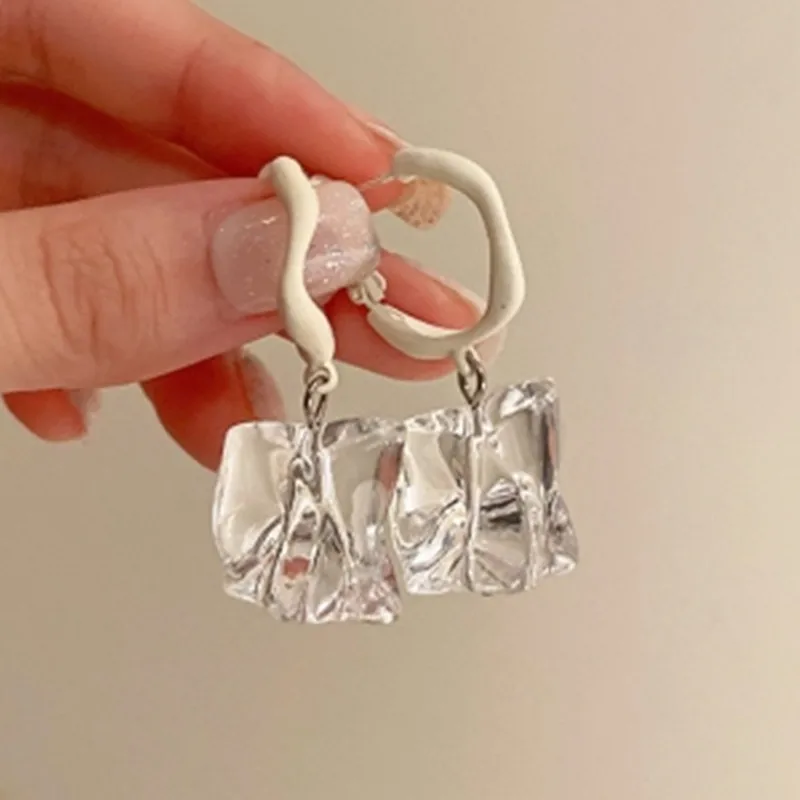 

Korea Irregular Transparent Acrylic Earrings Wind Baroque Niche Ear Buckle Earrings Female Manufacturers Wholesale