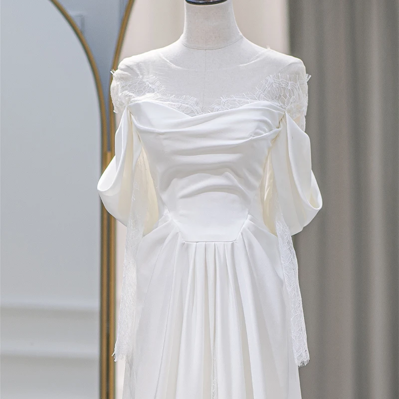 Женское атласное платье с круглым вырезом и шлейфом