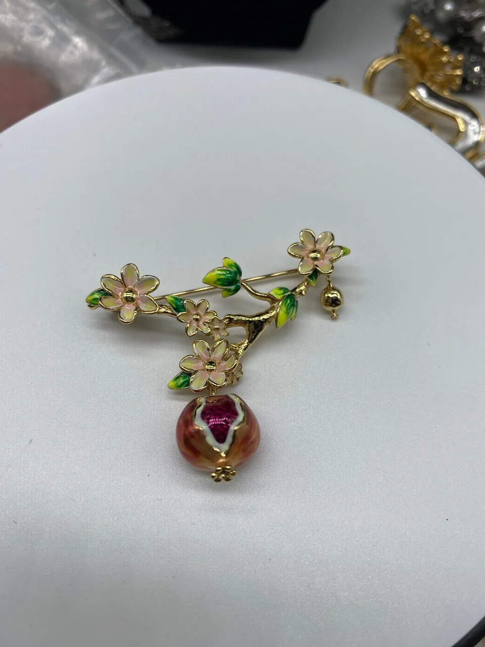 

Брошь из серии гранат цвета Франка с модным орнаментом