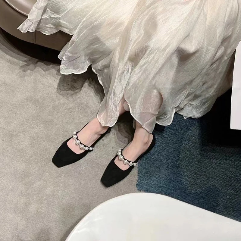 Женские замшевые туфли на плоской подошве с квадратным носком и жемчугом