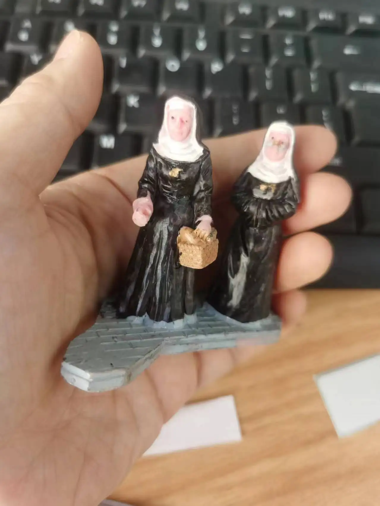 

Миниатюрная фигурки из канифоли