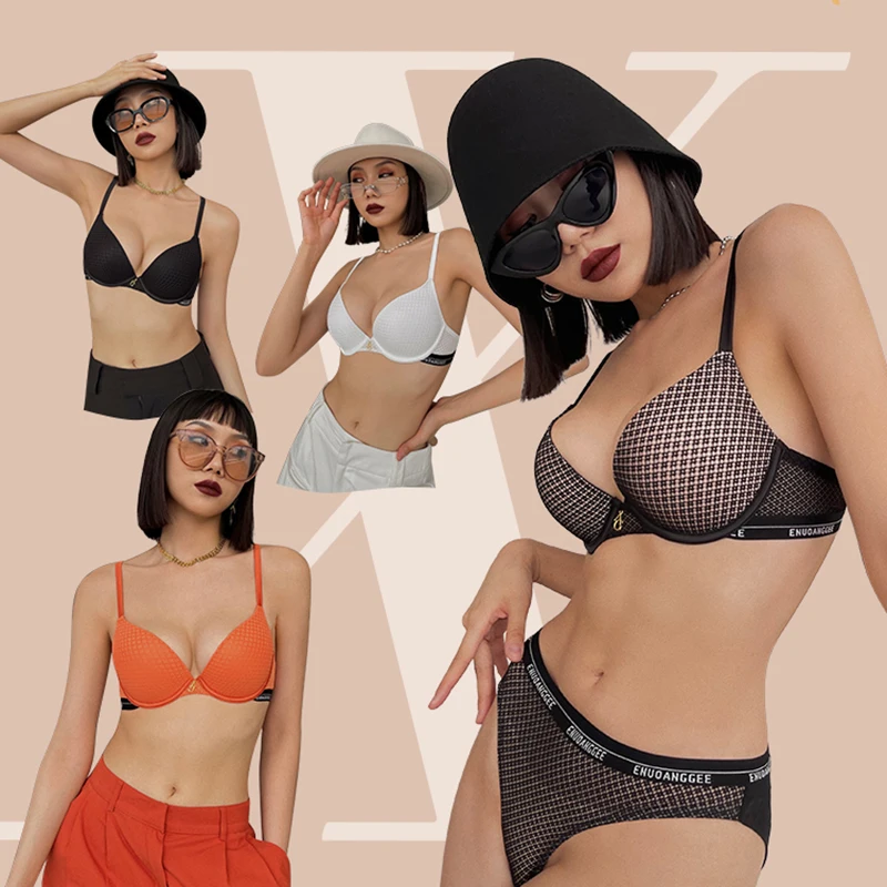 Комплект женского нижнего белья с чашками пуш-ап и глубоким V-образным вырезом