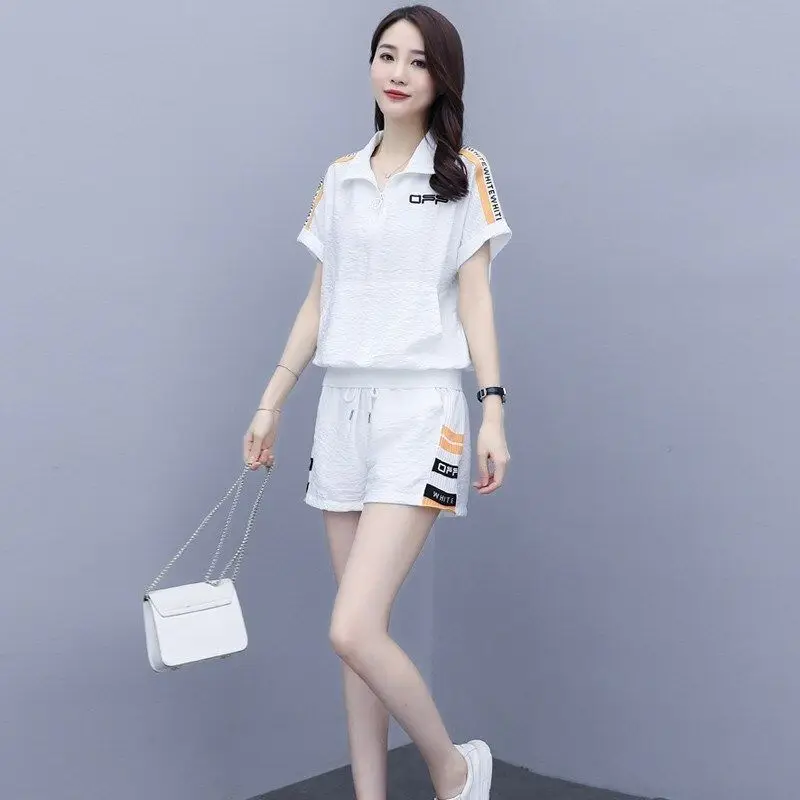 Футболка с коротким рукавом и шорты широкими штанинами свободного покроя