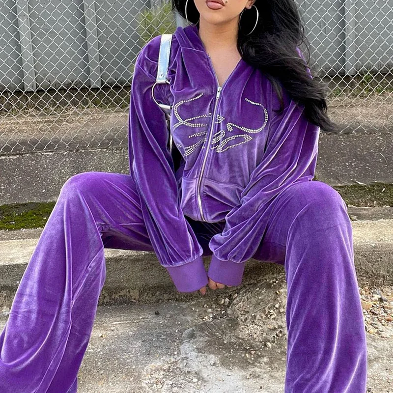 Рисунок 2 - Женский бархатный свитер с надписью Стразы